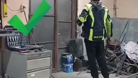 What is this mouse made of that even a hammer can’t hurt it?! Watch how it escapes unharmed! 🐭