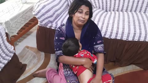 আমাকে বাঁচান আমাকে ঘরে আটকে রাখছে
