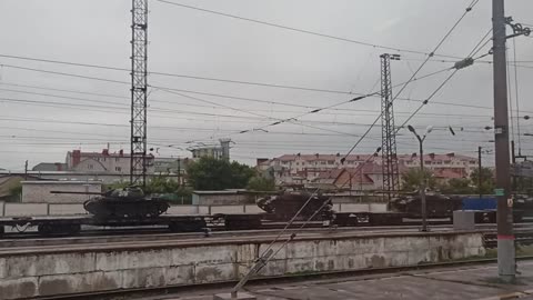 Eshalon i ri me tanke ruse T-54/55 u vu re në rajonin e Voronezh, Rusi.