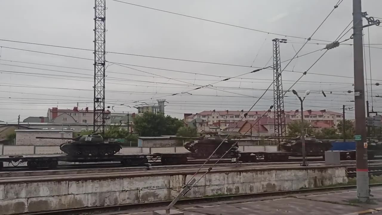 Eshalon i ri me tanke ruse T-54/55 u vu re në rajonin e Voronezh, Rusi.