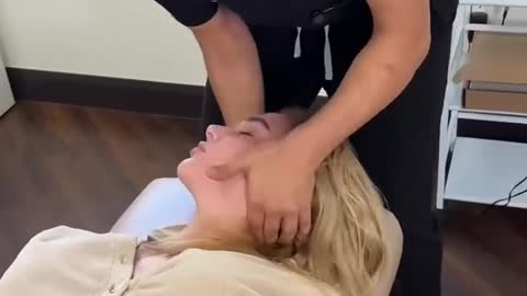 Amazing Bone Cracking by Dr. Ash - The Chiro Guy Best Chiropractor in Beverly Hills & Los Angeles