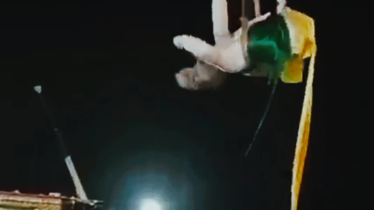 Jo Apni Madad nhi kar sakta wo dosron ki Kiya madad karay ga