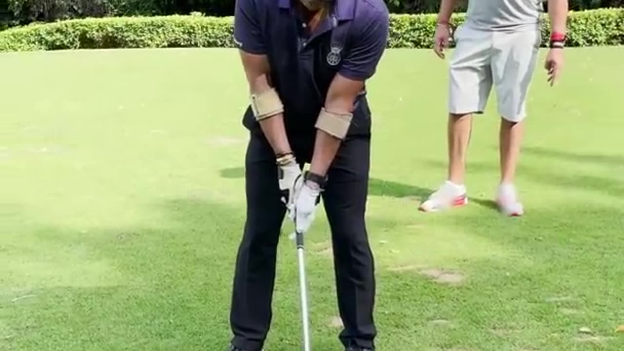 left handed sachin tendulkar playing golf with yuvraj singh