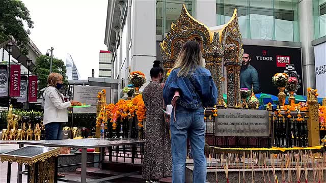 BANGKOK, what to do around Chao Phraya River / Chill cafes and street art / Thailand Travel Vlog