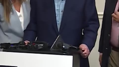 Sen. Mitch McConnell (R-KY) appeared unable to speak again while answering