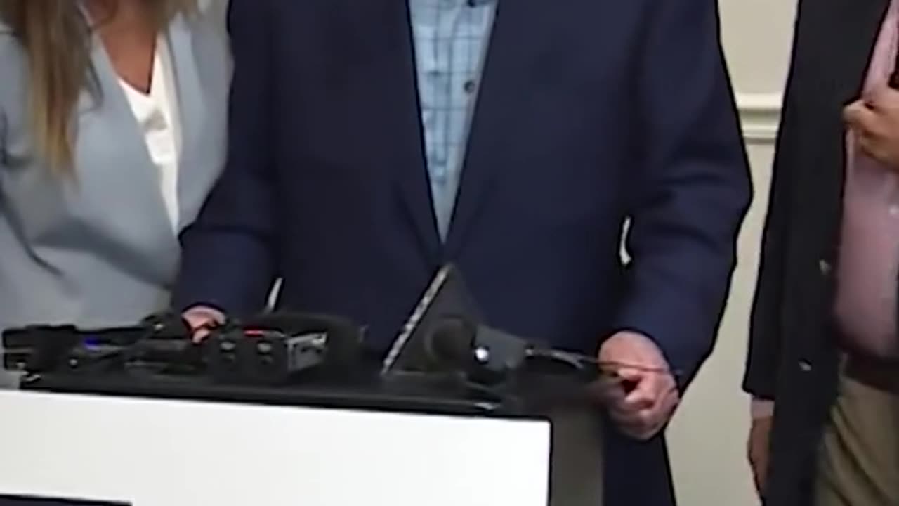 Sen. Mitch McConnell (R-KY) appeared unable to speak again while answering