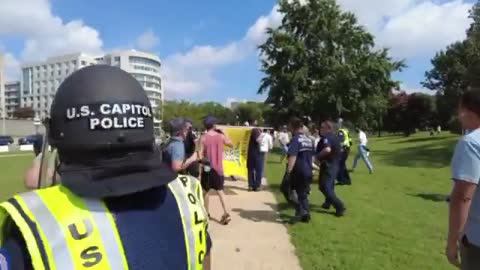 Police separate rallygoer carrying Gadsen flag from BLM protestor. Rally ends without incident.