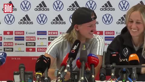 Frauen-EM: Superlustiger Bart-Auftritt von Alexandra Popp