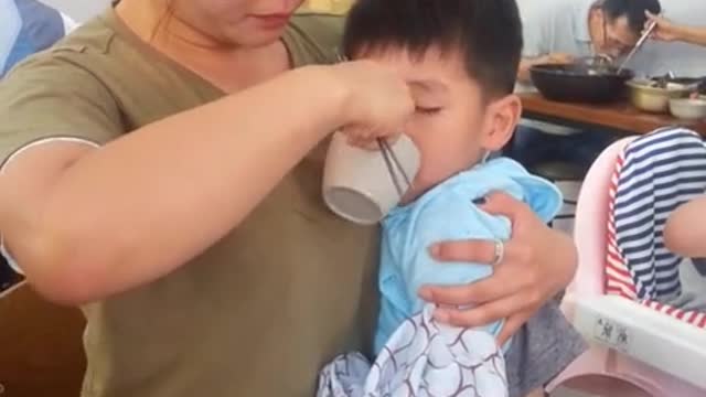 Niño no puede decidir entre comer o dormir