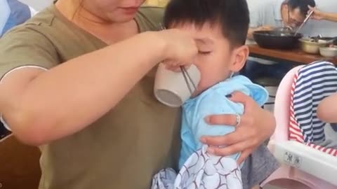 Niño no puede decidir entre comer o dormir