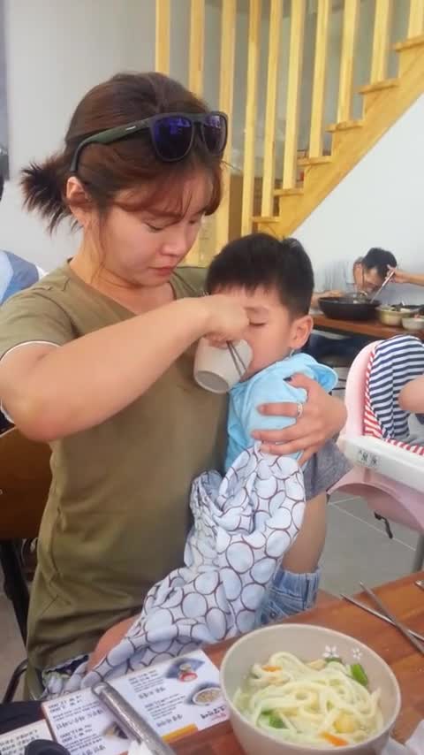 Niño no puede decidir entre comer o dormir