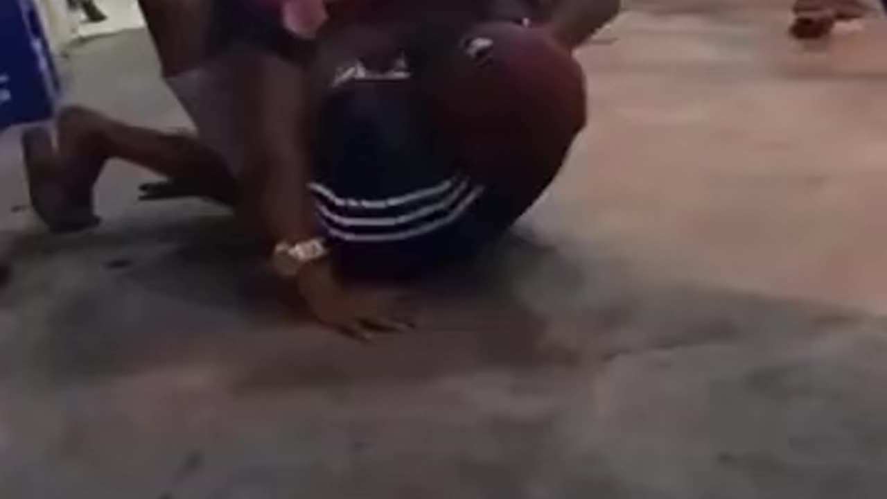 Gross street BJJ break