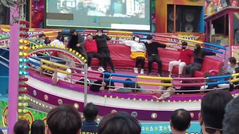 Stunning Korean Girls at an amusement park, They are so BRAVE and INSANE