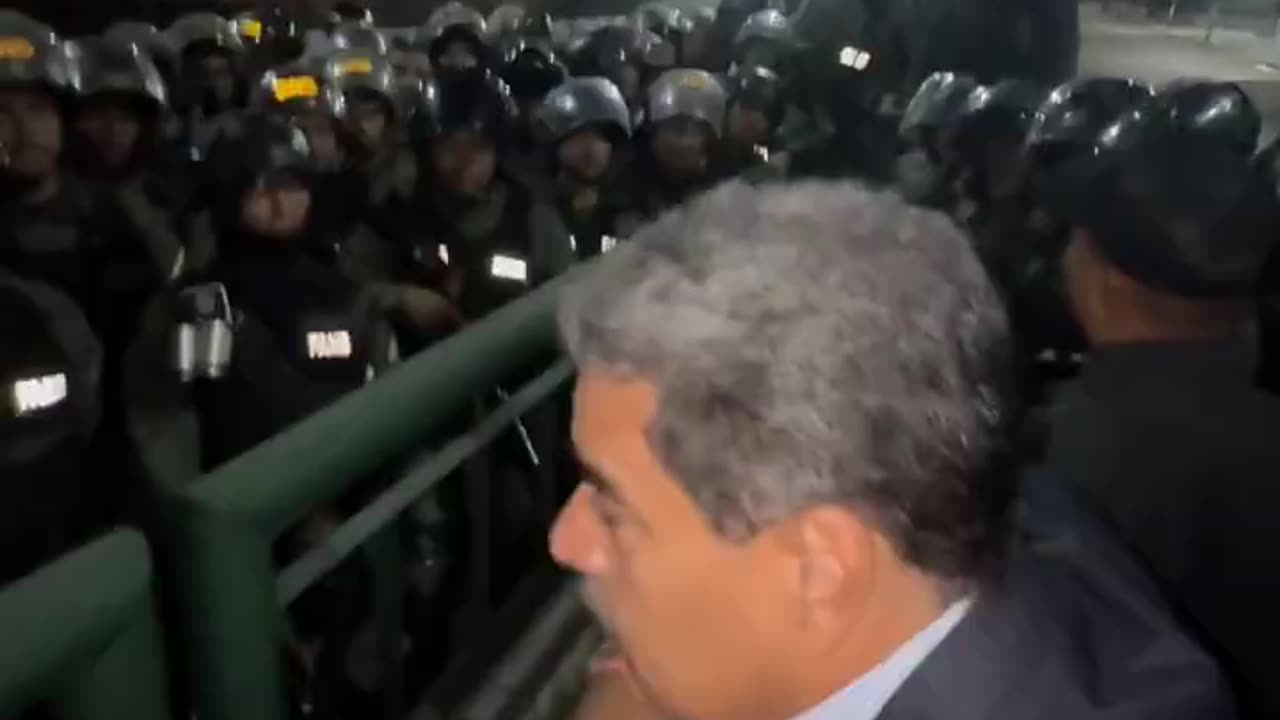 🚨🇻🇪 President Maduro has the FULL SUPPORT of anti-terrorist Venezuelan security officers in Caracas!