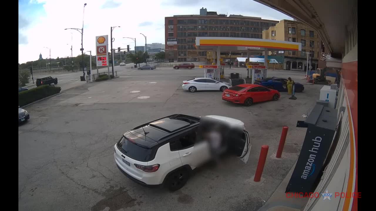 Video shows man carjack victim in West Loop