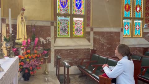 De rodillas, Ingrid Betancourt le pidió perdón a la Virgen María