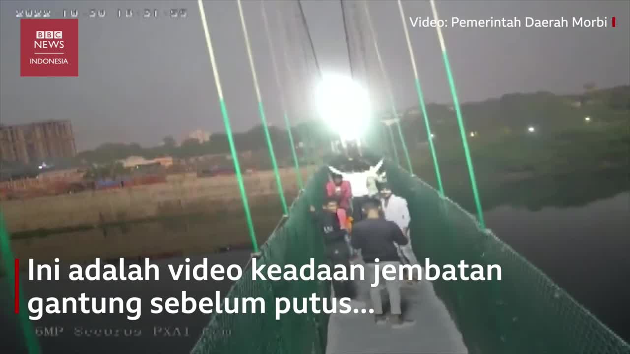 Detik-detik runtuhnya jembatan di india