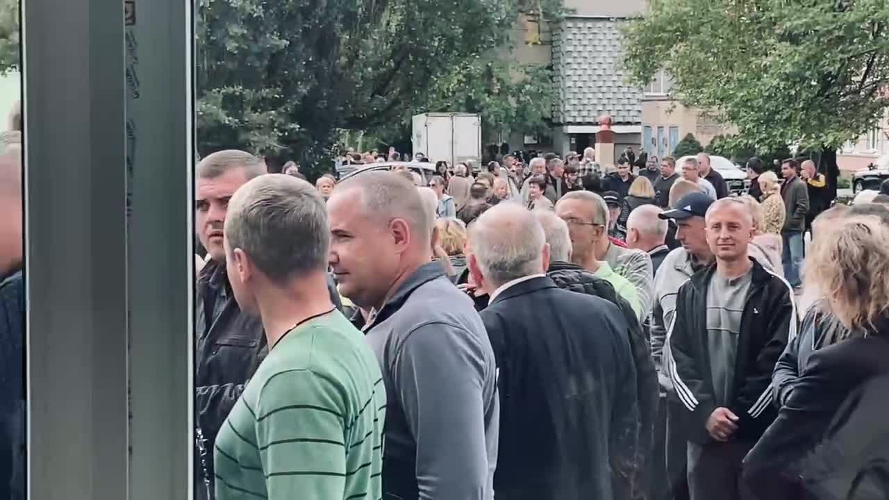 Queues in Melitopol to vote on the last day of the referendum.