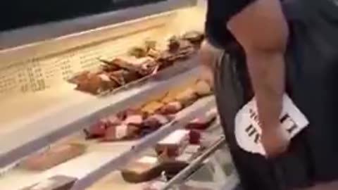Δείτε τι κάνουν vegan διαδηλωτές! Μέσα στο σούπερ μάρκετ, μπροστά στα κρέατα...