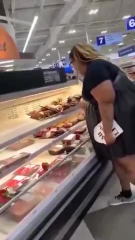 Δείτε τι κάνουν vegan διαδηλωτές! Μέσα στο σούπερ μάρκετ, μπροστά στα κρέατα...