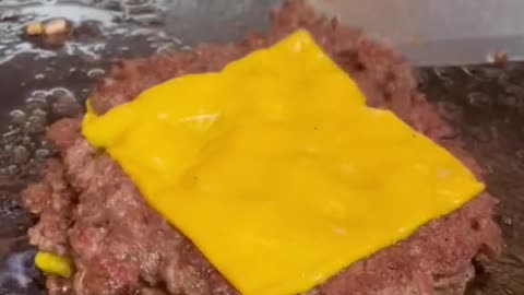 Smashburgers are 🔥 #grubspot #burger #cheese #bacon #food #foodtiktok