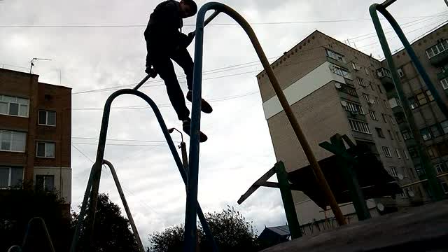 A very beautiful trick on the crossbar with music