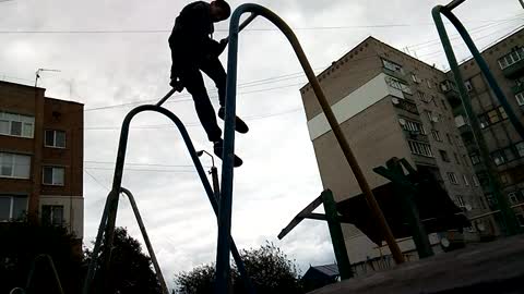 A very beautiful trick on the crossbar with music