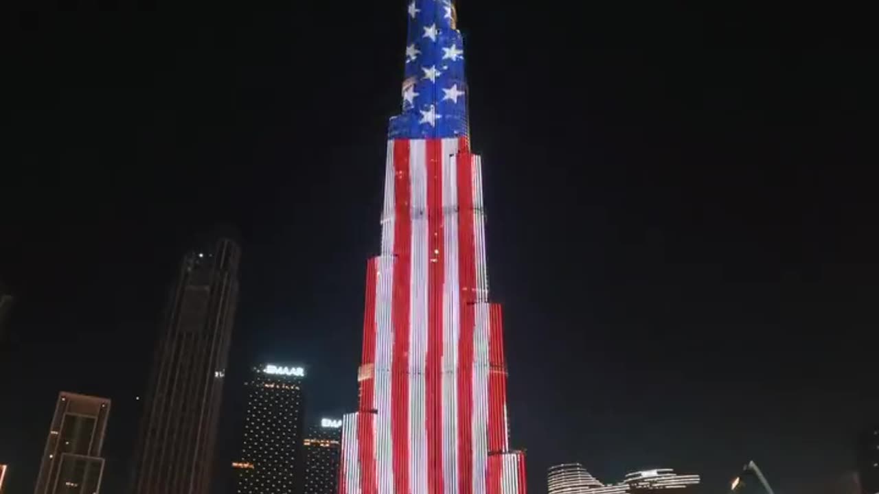 Burj Khalifa in Dubai just lit up in the American 🇺🇸 flag on the #IndependanceDay of U.S.A. !