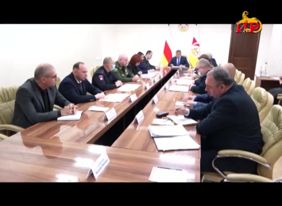 Анатолий Бибилов провел совещание по вопросу служащих, совмещающих две и более должности