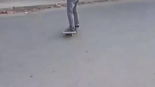 Eu descendo a calçada de skate no Sub bairro Mendanha em Campo Grande Rio de Janeiro