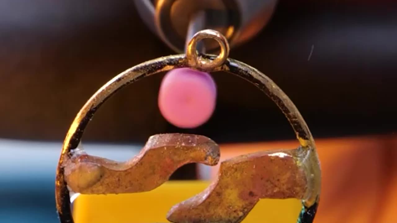 Ce pendentif réalisé à partir d'une pièce est bien plus qu'un simple bijou