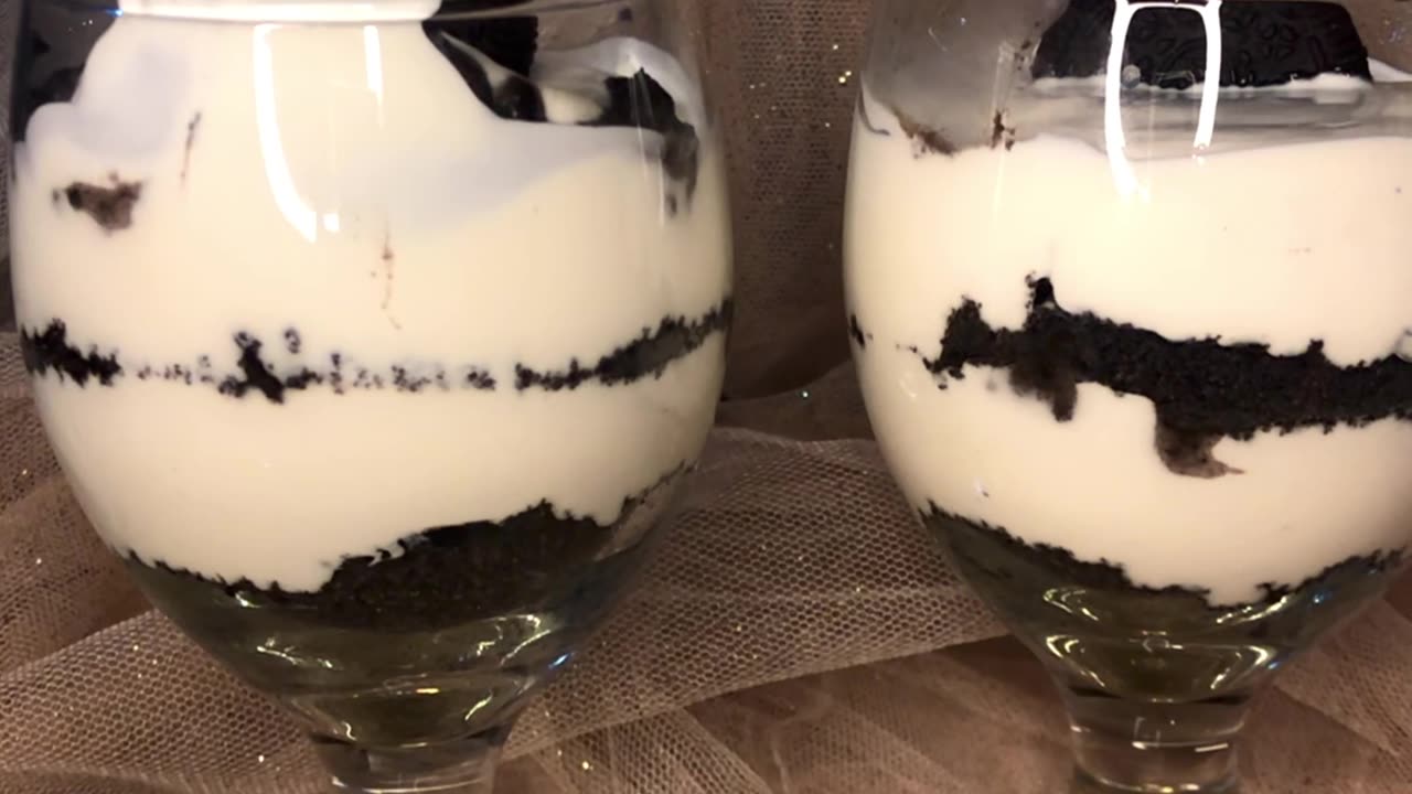 "Decadence Unleashed: Crafting Irresistible Oreo Dessert Pots for Ultimate Indulgence!"