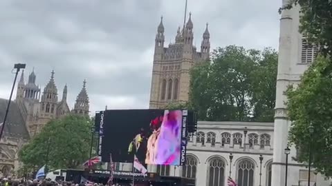 BRITAINS LOVE TRUMP!