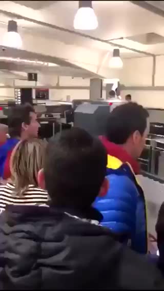 Hinchas increparon Messi tras eliminación del Barcelona en la Champions