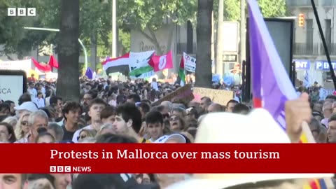 Thousands take part in anti-tourism protests on Spanish island of Majorca | BBC News