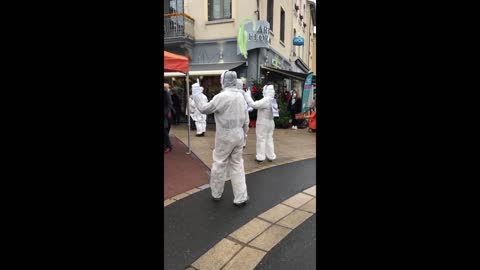 Les MAsques Blancs Montbrison au Marché de Feurs le 18 décembre