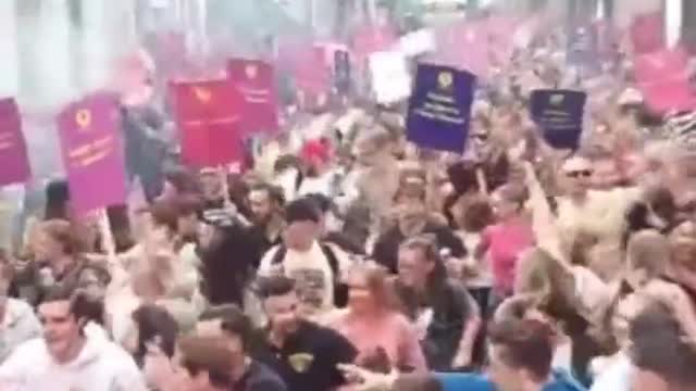 네덜란드에서의 춤과 함께 하는 시위. 나도 저기 가고 싶다