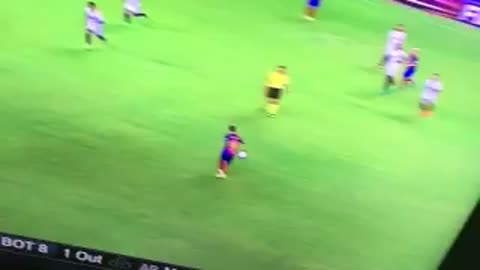 VIDEO: Magical pass from Denis Suarez. He took Xavi's number for a reason...
