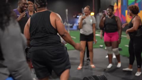 HEALTHY LIFE - Woman beat Men In Deadlift Challenge