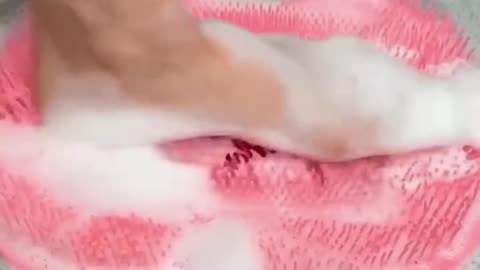 Scrubbing our backs will finally be easier with this gadget😎🧼