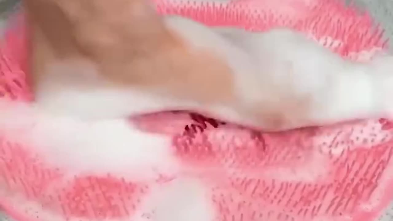 Scrubbing our backs will finally be easier with this gadget😎🧼