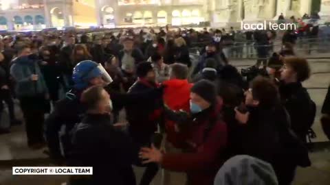 Italian protesters prevent police from arresting ma