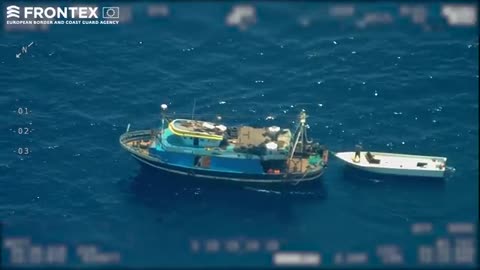 Loďe Frontexu vysazují na moři migranty do člunů, které táhnou za lodí