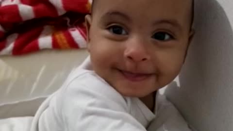 bebê beijando a parede 2🥰🥰🥰