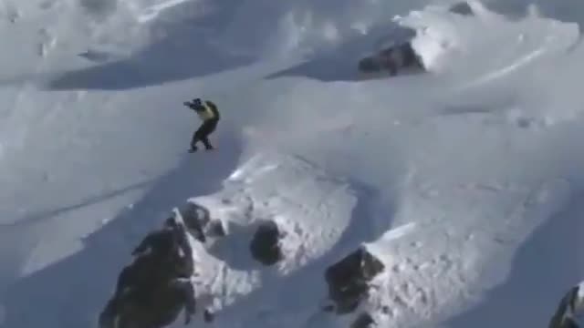 In the Pyrenees, a snowboarder staged an avalanche race😱