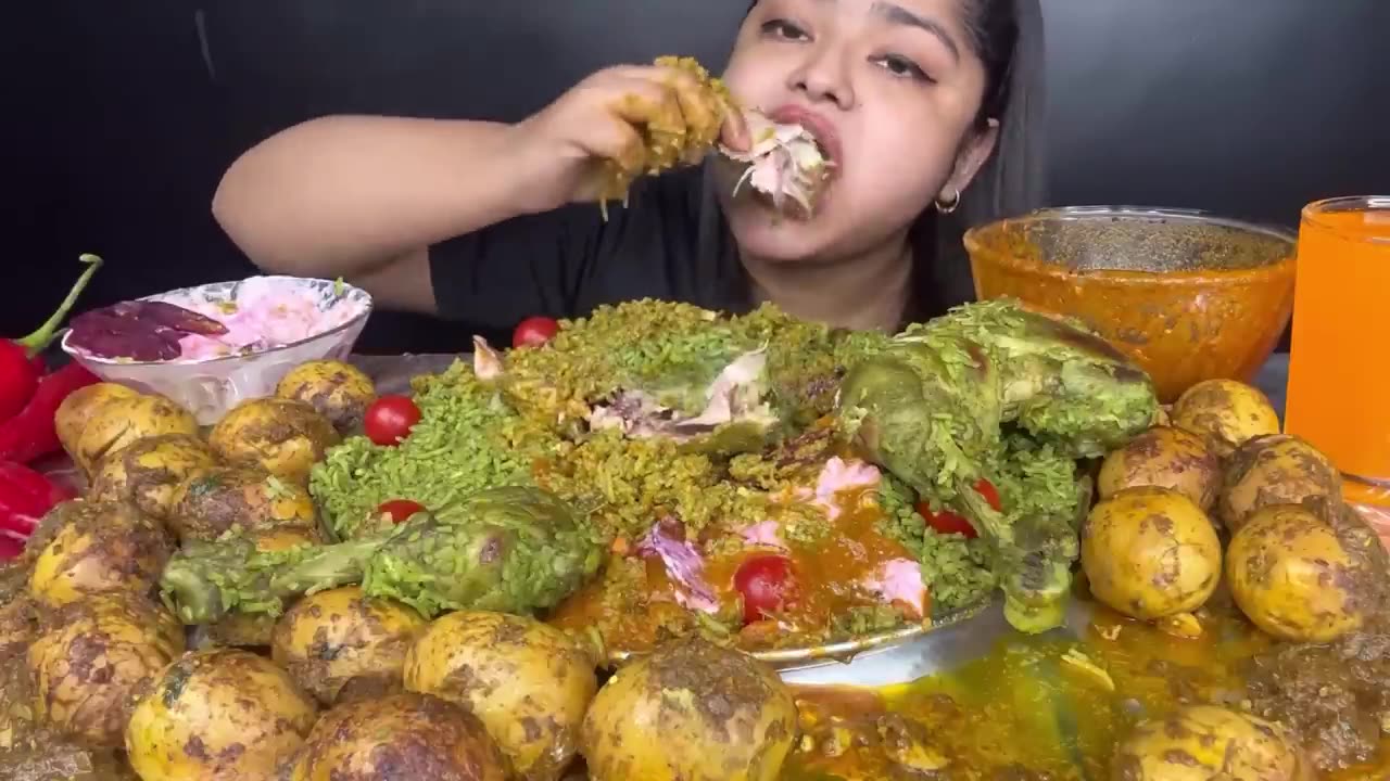 GREEN CHICKEN PULAO WITH SPICY EGG KALA BHUNA, SPICY EXTRA GRAVY, RAITA AND CHERRY TOMATOES |MUKBANG