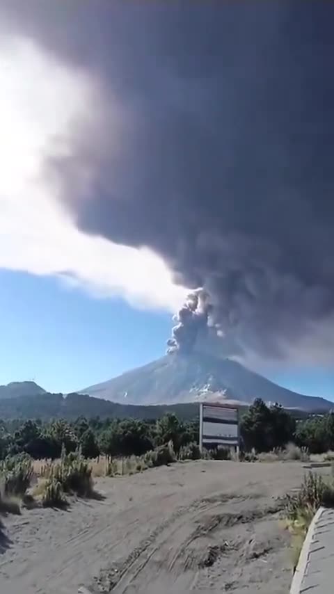 Erupción extremadamente fuerte en el volcán Popocatépetl