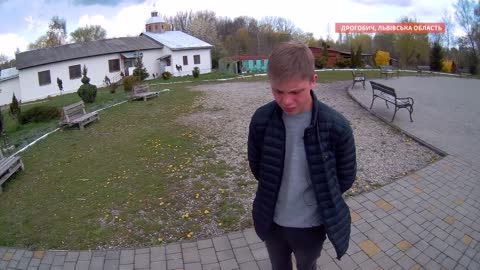 In front of an 18-year-old boy, his mother died, he became the guardian of four brothers and sisters