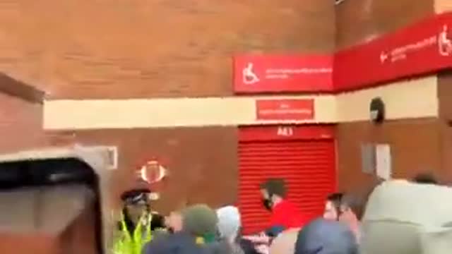 Clashes between United fans and gmpolice at Old Trafford_1