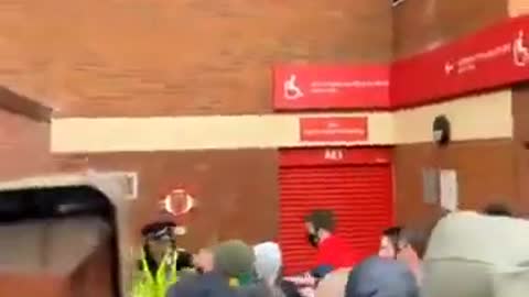 Clashes between United fans and gmpolice at Old Trafford_1